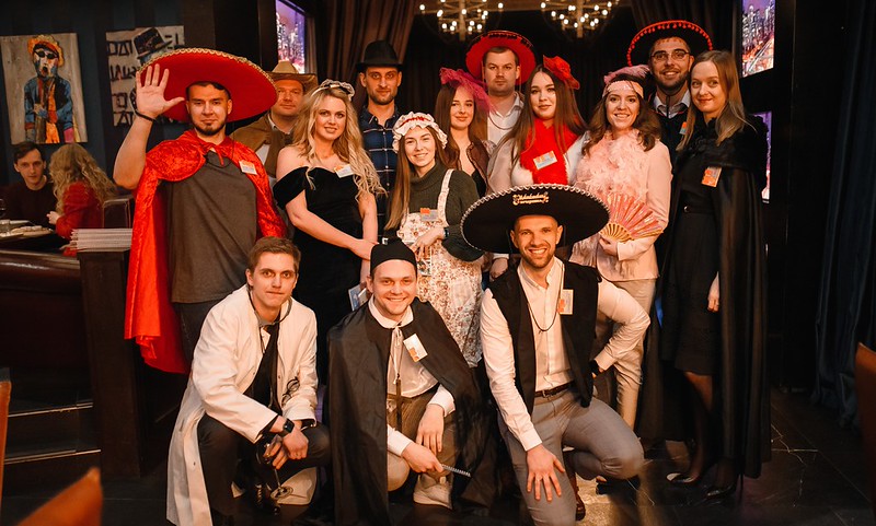 Корпоратив на Новый год в Ростове-на-Дону — празднично украшенный банкетный зал