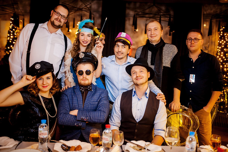 Команда компании празднует Новый год в ресторане Ростове-на-Дону