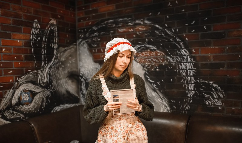 Выездные квесты на Международный женский день: организаторы проводят игру в школе Ростове-на-Дону